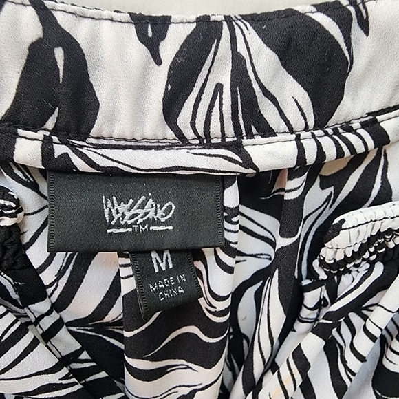 Mossimo Black & White Baby Doll Abstract Cold Shoulder Flutter Leaf Blouse - Picture 6 of 7